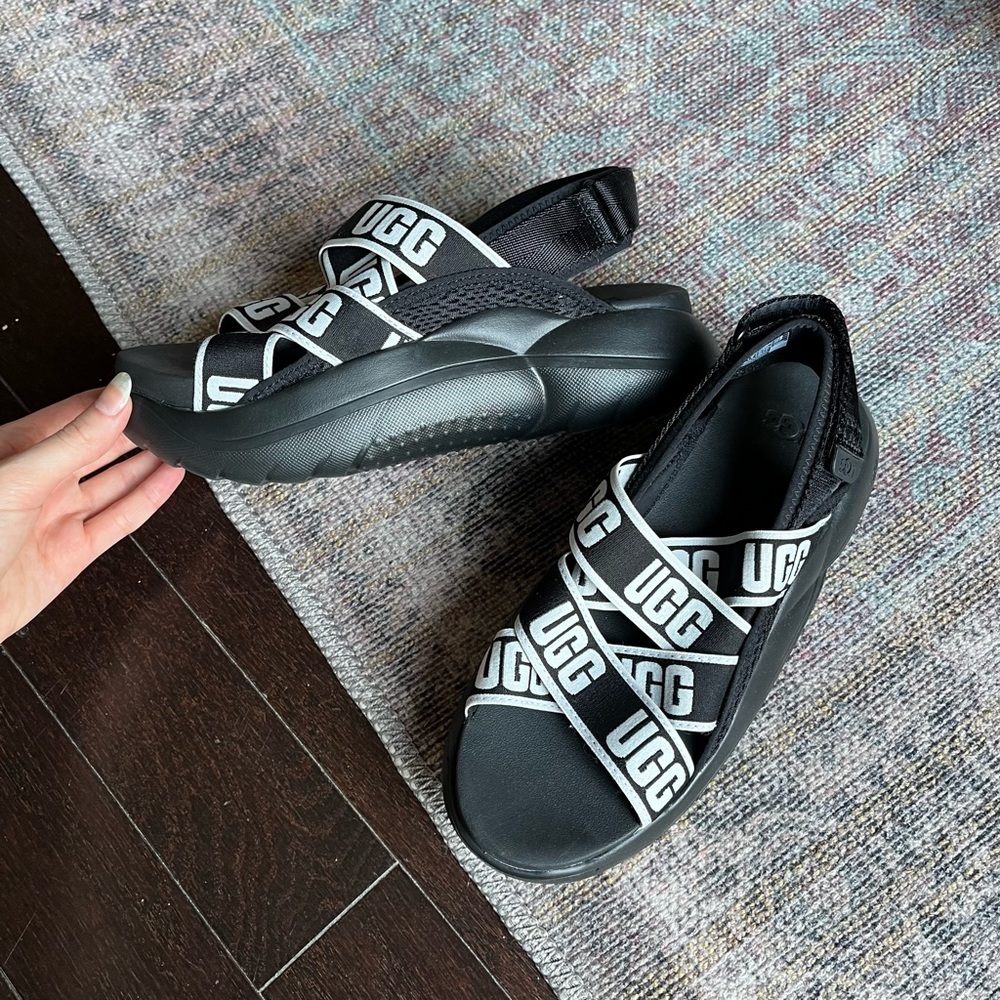 UGG LA Cloud Sandals Size 8 Black White Platform slingback